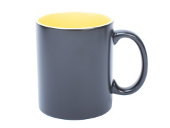 Měnící se černý hrneček SubliT s matným povrchem a žlutým vnitřkem