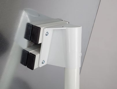 detail Skleněný červený mobilní flipchart 100 x 70 cm