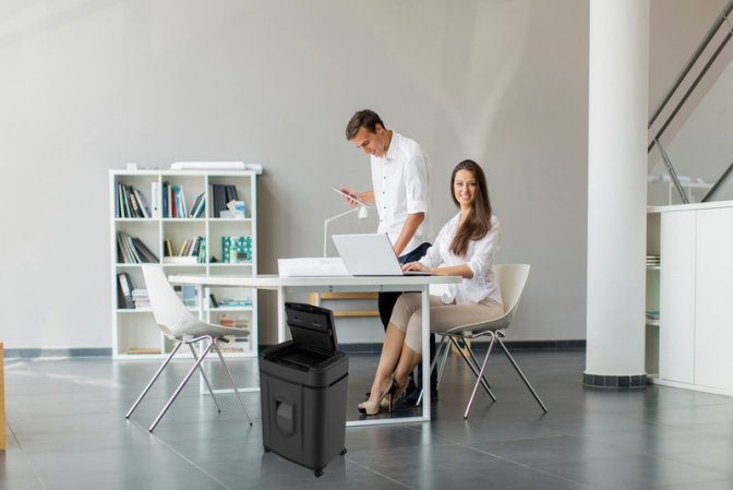 detail Skartovací stroj AT-140AF s automatickým podavačem