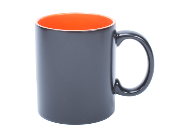 detail Měnící se černý hrneček s matným povrchem a oranžovým vnitřkem