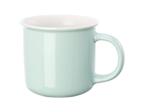 detail Mintový porcelánový hrnek s bílým lemem imitující smalt