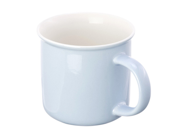 detail Světle modrý porcelánový hrnek s bílým lemem imitující smalt