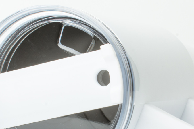 detail Bílý cestovní hrnek s plastovým brčkem - 1200 ml