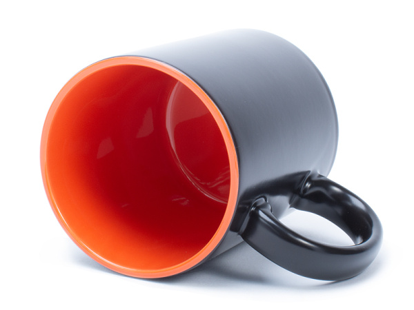 detail Měnící se černý hrneček SubliT s matným povrchem a oranžovým vnitřkem