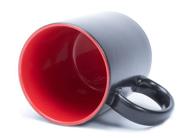 detail Měnící se černý hrneček SubliT s matným povrchem a červeným vnitřkem