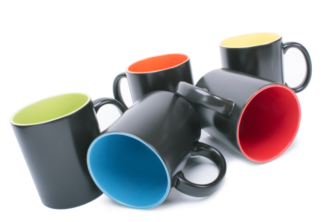 detail Měnící se černý hrneček SubliT s matným povrchem a červeným vnitřkem