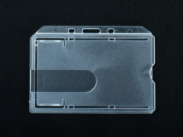 detail Tuhá plastová visačka pro magnetické karty 54×86 mm - 50 ks