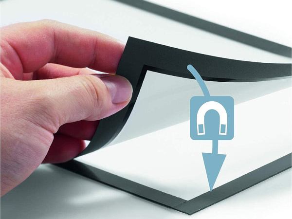 detail Černá samolepící magnetická kapsa A4