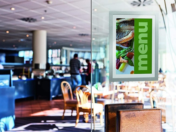 detail Černá samolepící magnetická kapsa A4