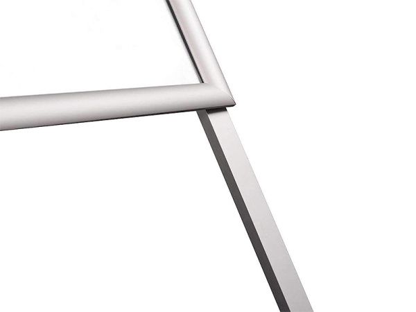 detail Stříbrný reklamní A stojan s ostrými rohy A1 - profil 25 mm