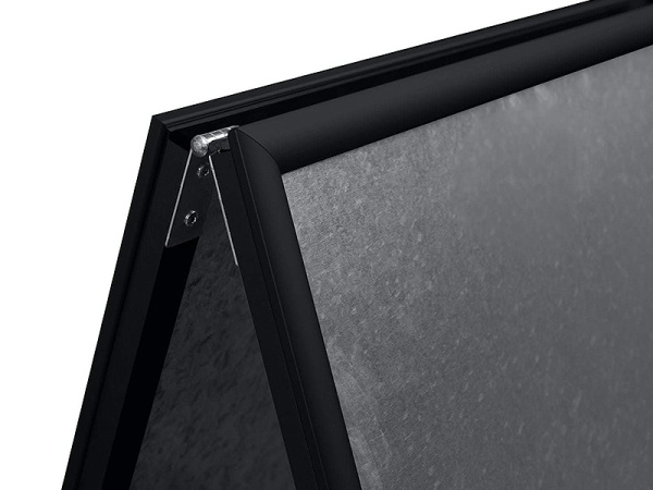 detail Černý reklamní A stojan s ostrými rohy A1 - profil 25 mm