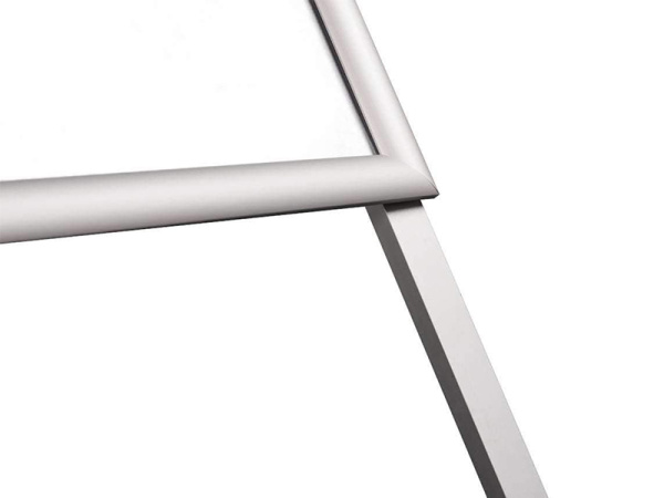 detail Stříbrný reklamní A stojan s ostrými rohy B2 - profil 25 mm