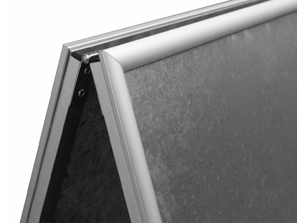detail Stříbrný reklamní A stojan s ostrými rohy B1 - profil 25 mm