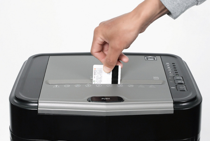 detail Skartovací stroj AT-140AF s automatickým podavačem