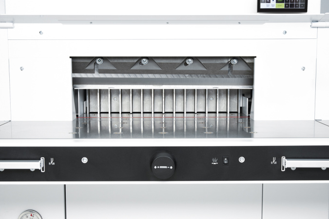 detail Hydraulická stohová řezačka IDEAL 5560 LT se vzduchovým stolem