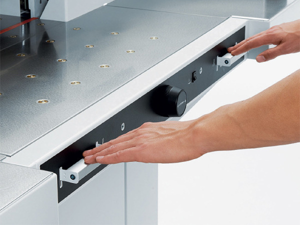 detail Hydraulická stohová řezačka IDEAL 5560 LT se vzduchovým stolem