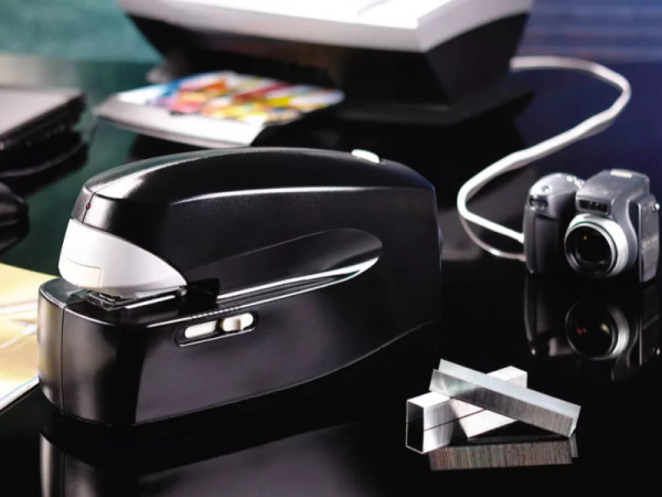 detail elektrická sešívačka papíru KW trio 5990