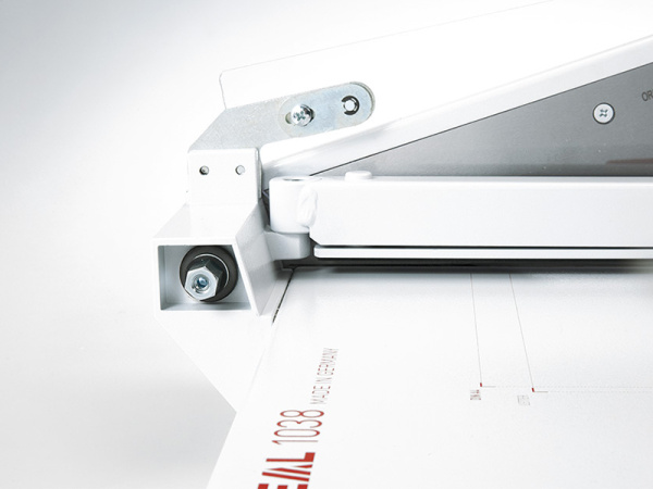 detail profesionální řezačka IDEAL 1038