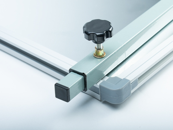 detail Flipchart ARTA YSA PLUS 70x100 cm, magnetický s rameny