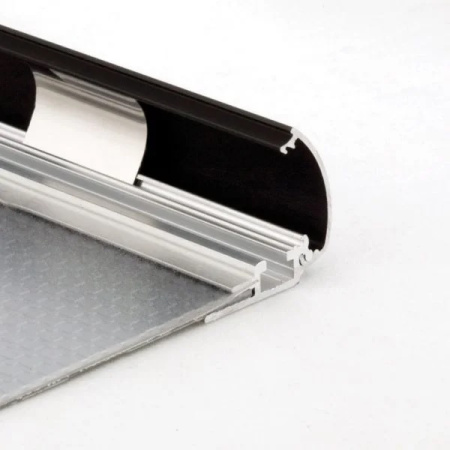 detail Černý kliprám s ostrýmy rohy 25 mm - A2